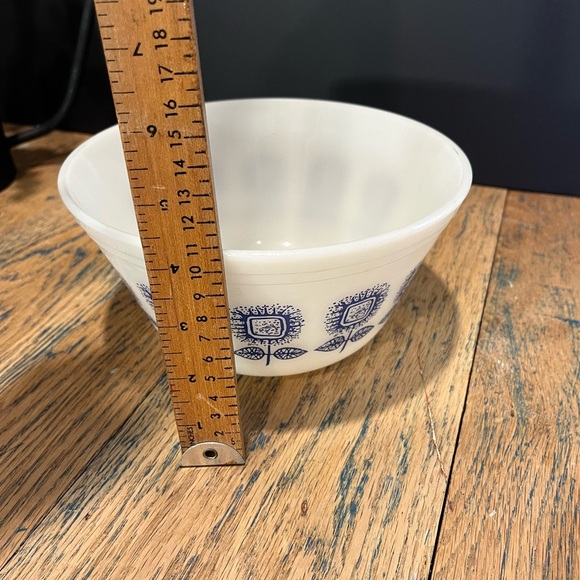 Federal glass Heritage Blue Sunflower Mixing Bowl – Milk Glass, - Picture 3 of 8